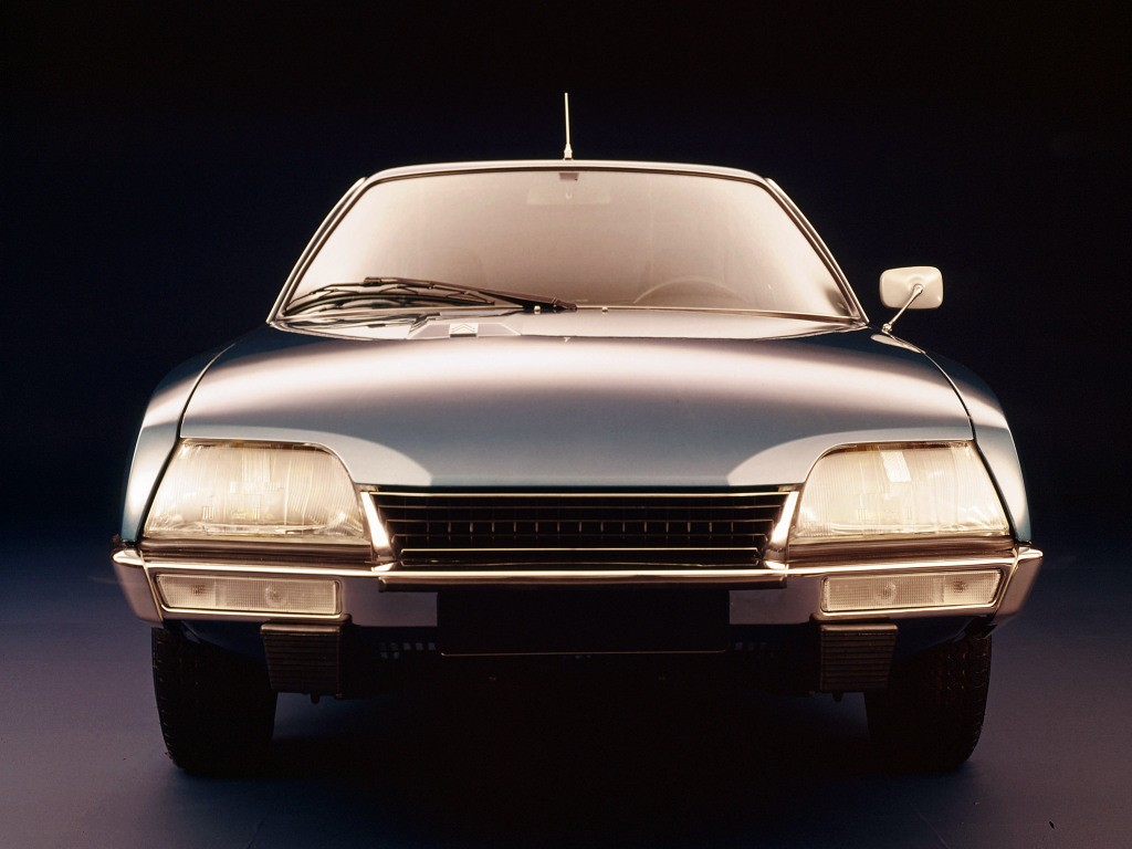 CX 2000 de présérie, reconnaissable au logo Citroën situé sur le bossage du capot comme sur la SM, et non au milieu de la calandre comme sur les modèles de série.